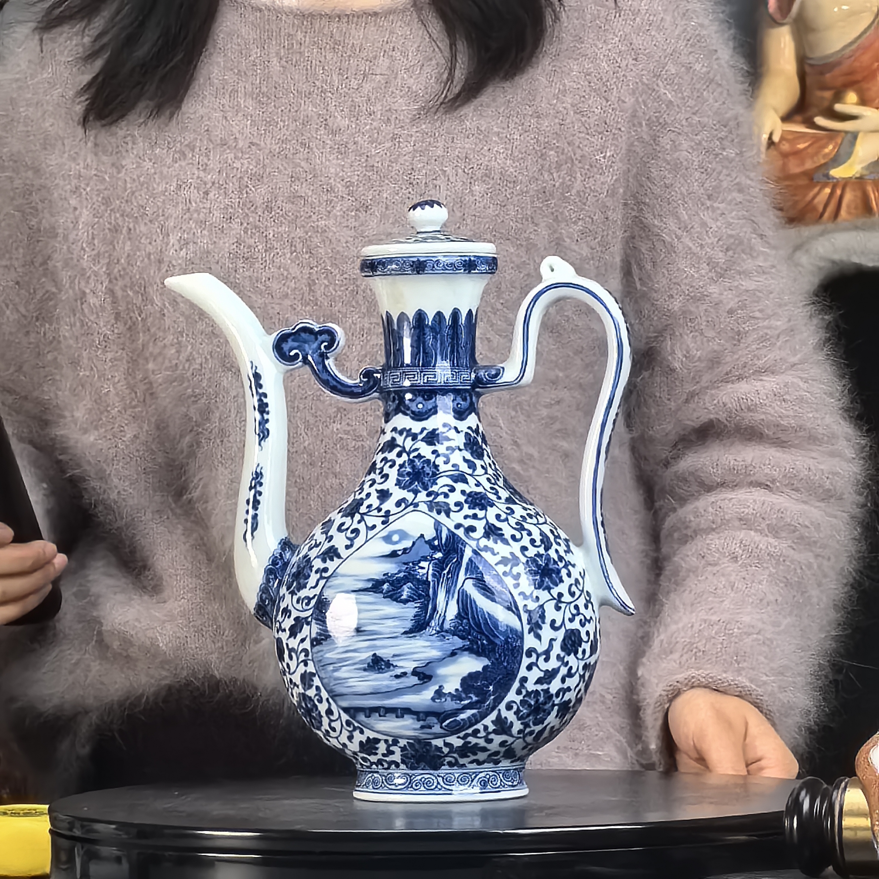 清 青花缠枝花卉山水开窗壶