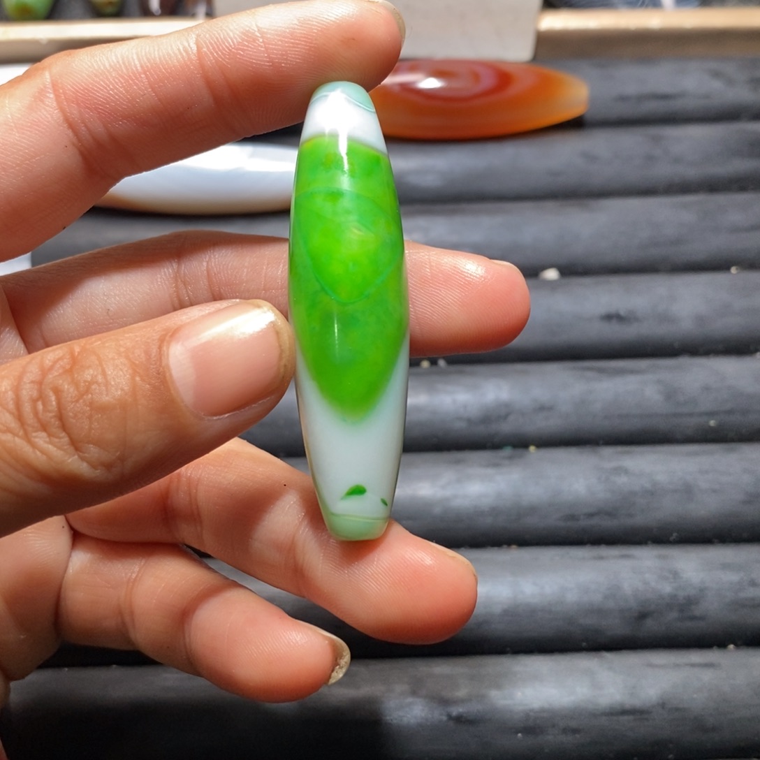 颈饰未镶嵌石英质玉狼*