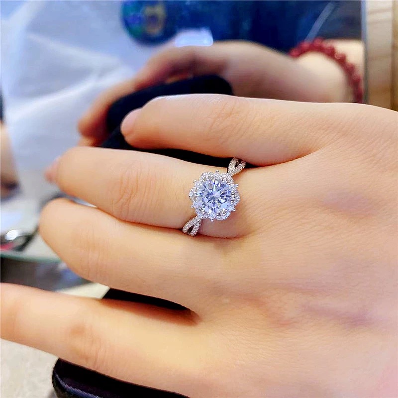 925银莫桑石戒指 【艾莎】50分-1克拉时尚豪镶情侣结婚日常女戒