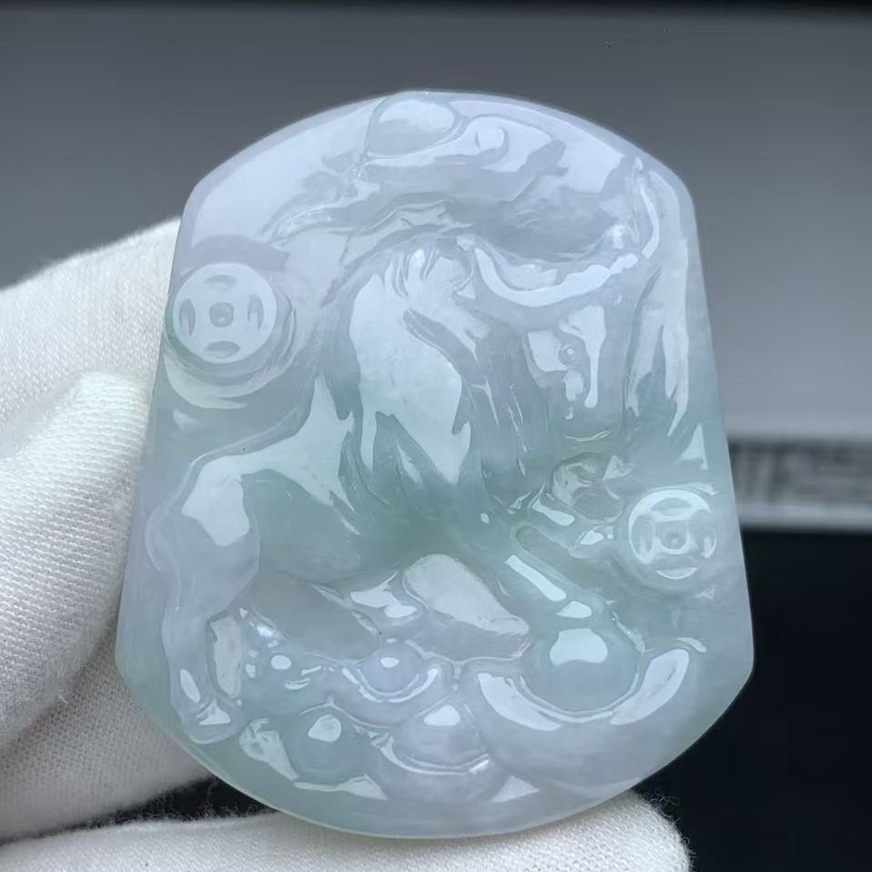 天然翡翠A货冰润飘色牛牌正品翡翠生肖牛吊坠十二生肖挂件礼物