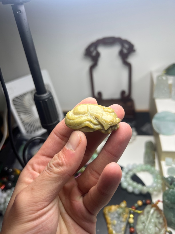 缅甸翡翠满黄翡九尾狐