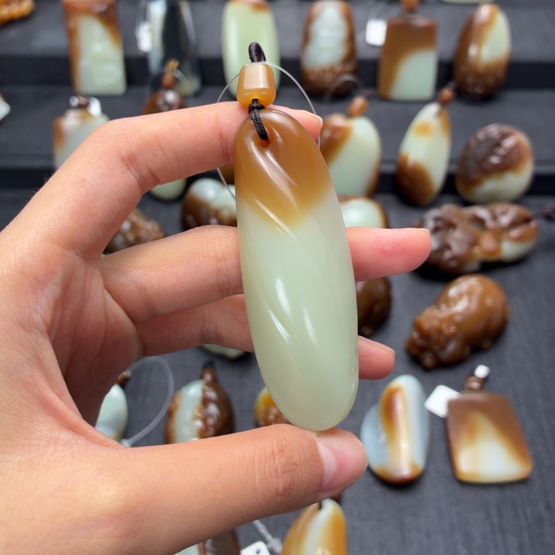 L***r和田玉未镶嵌颈饰