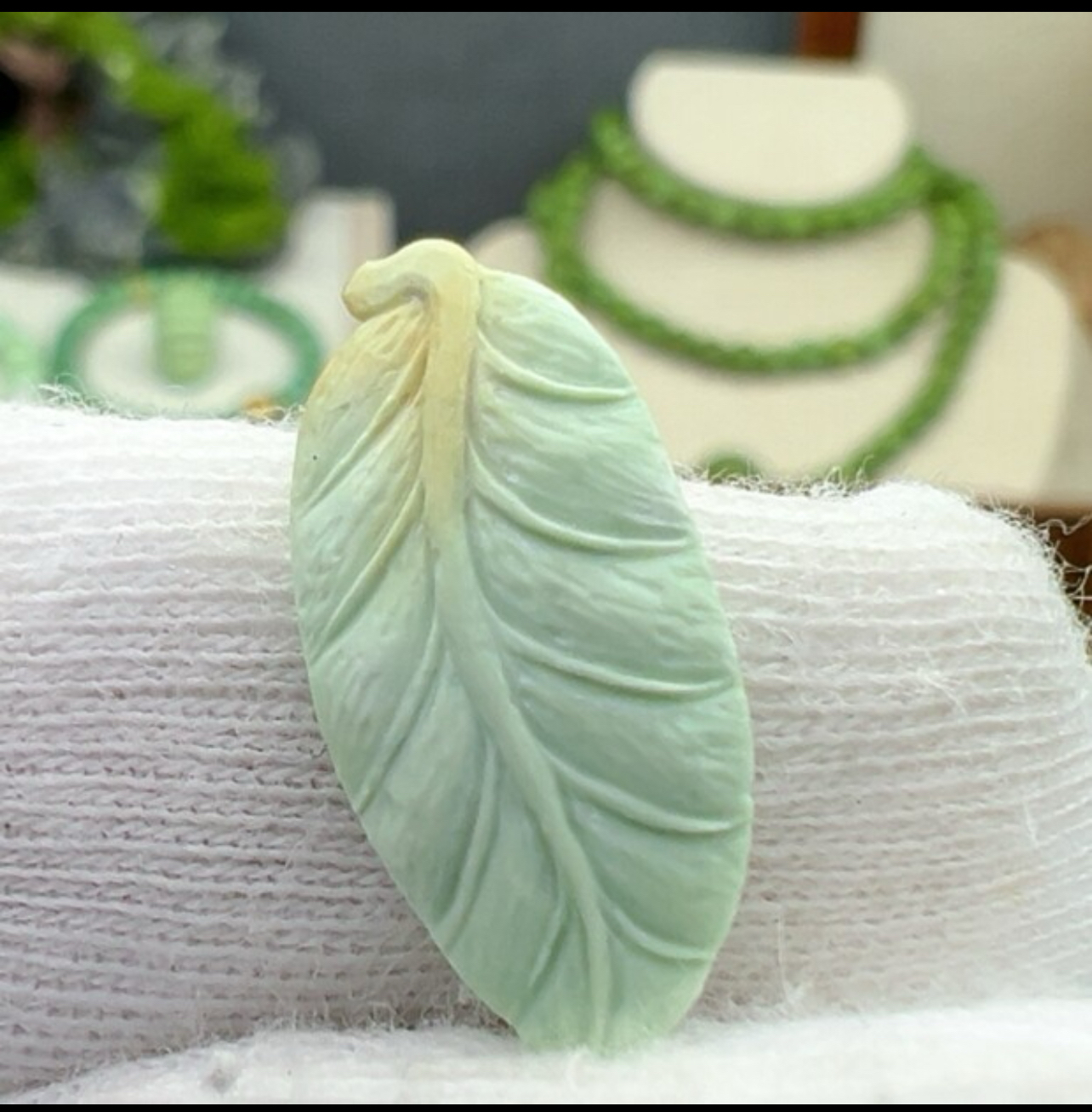 菜籽黄浅色羽毛绿松石