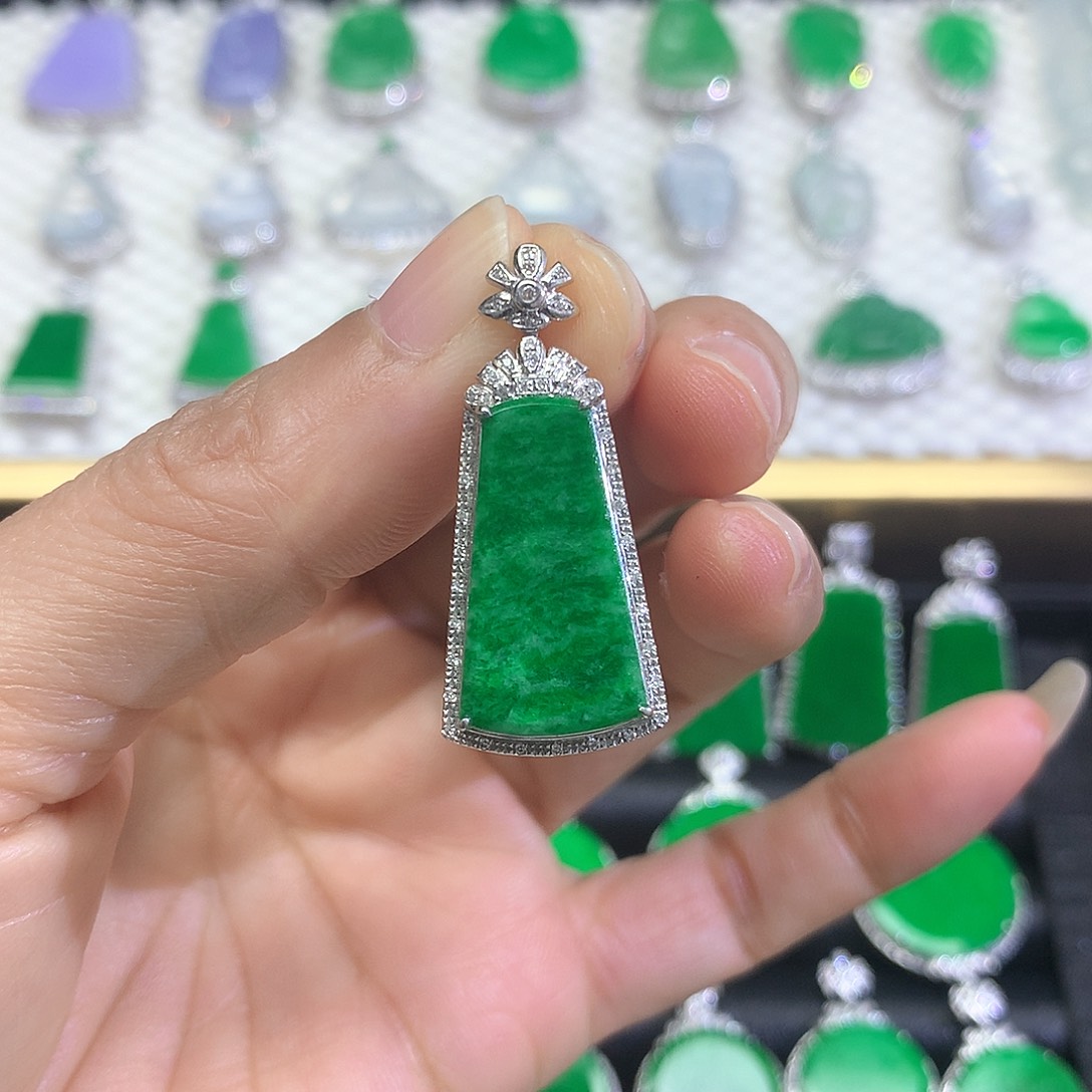 颈饰18K金镶嵌翡翠吊坠