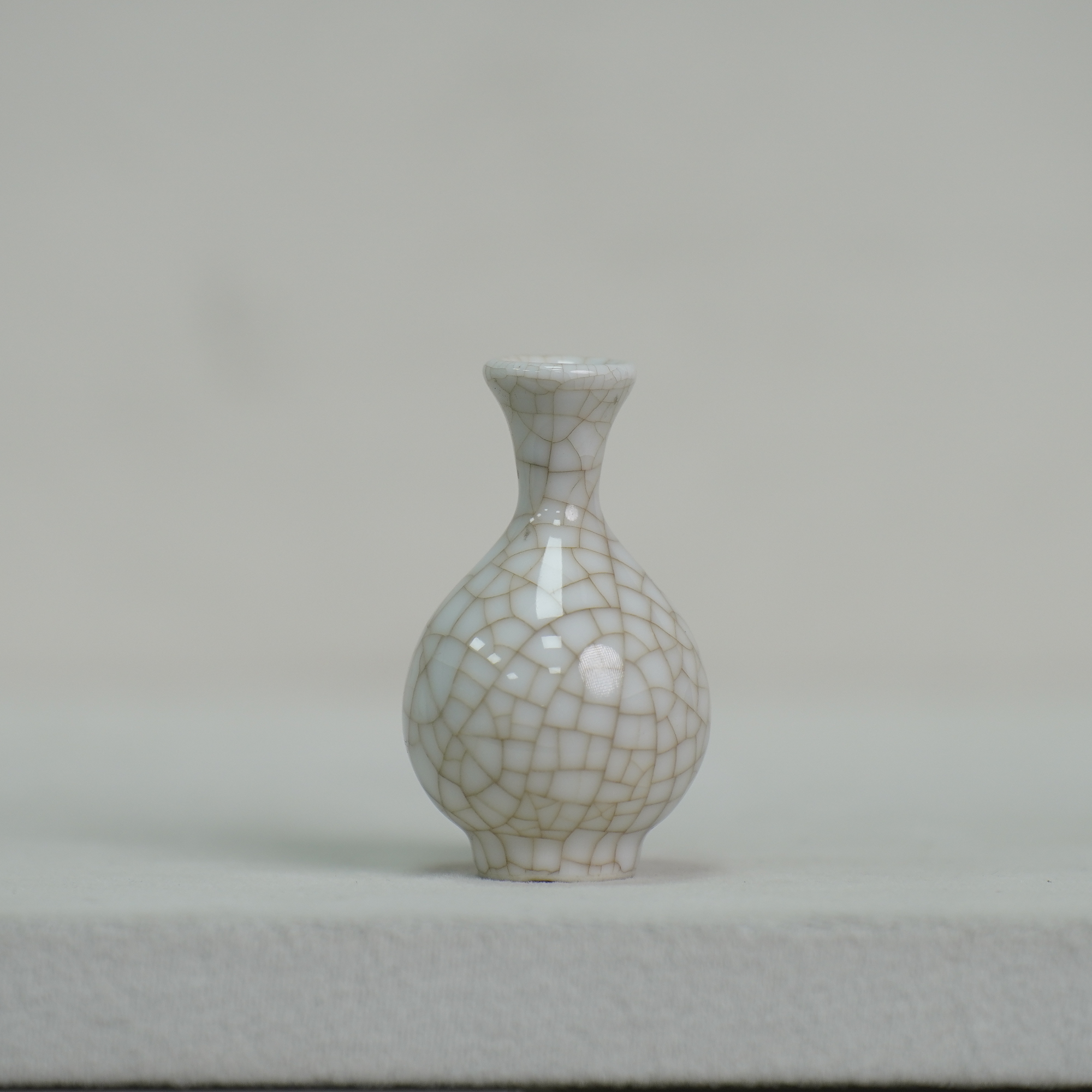 【现代】哥釉玉壶春小瓶