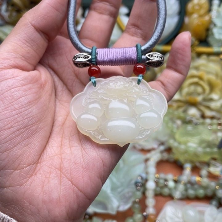 蛇纹石玉吊坠合金