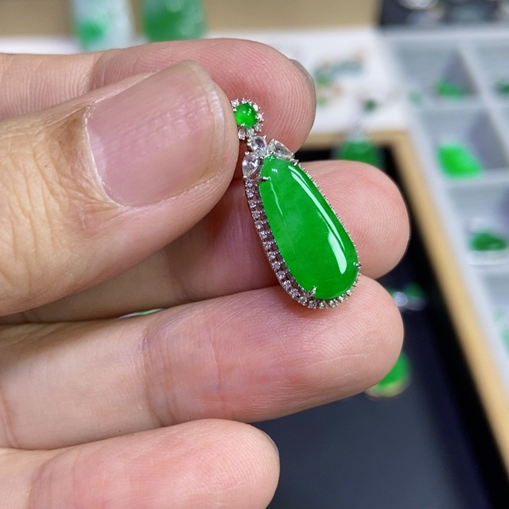 翡翠18K金镶嵌颈饰