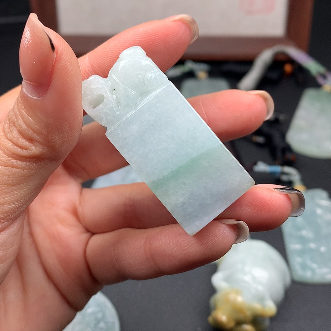 翡翠未镶嵌颈饰引