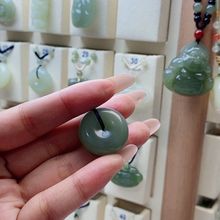 巴***巴和田玉未镶嵌颈饰