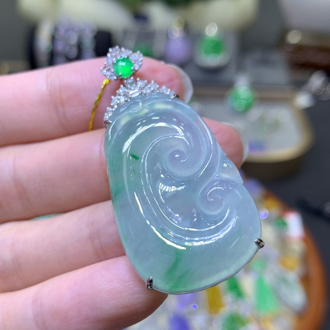 翡翠颈饰18K金镶嵌翡翠吊坠项链