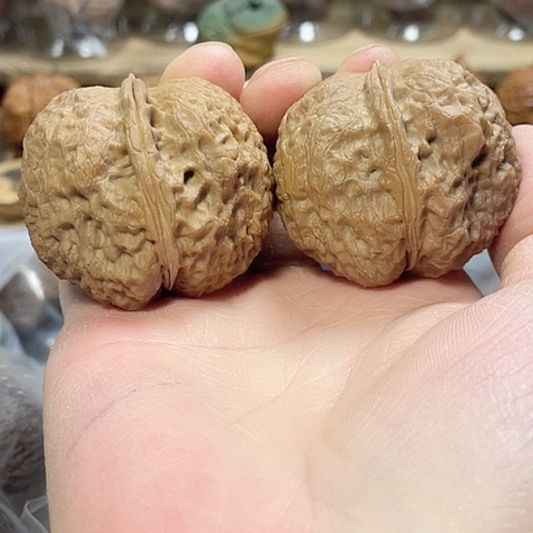 文玩核桃把件铁狮蟾带彩磕尖45