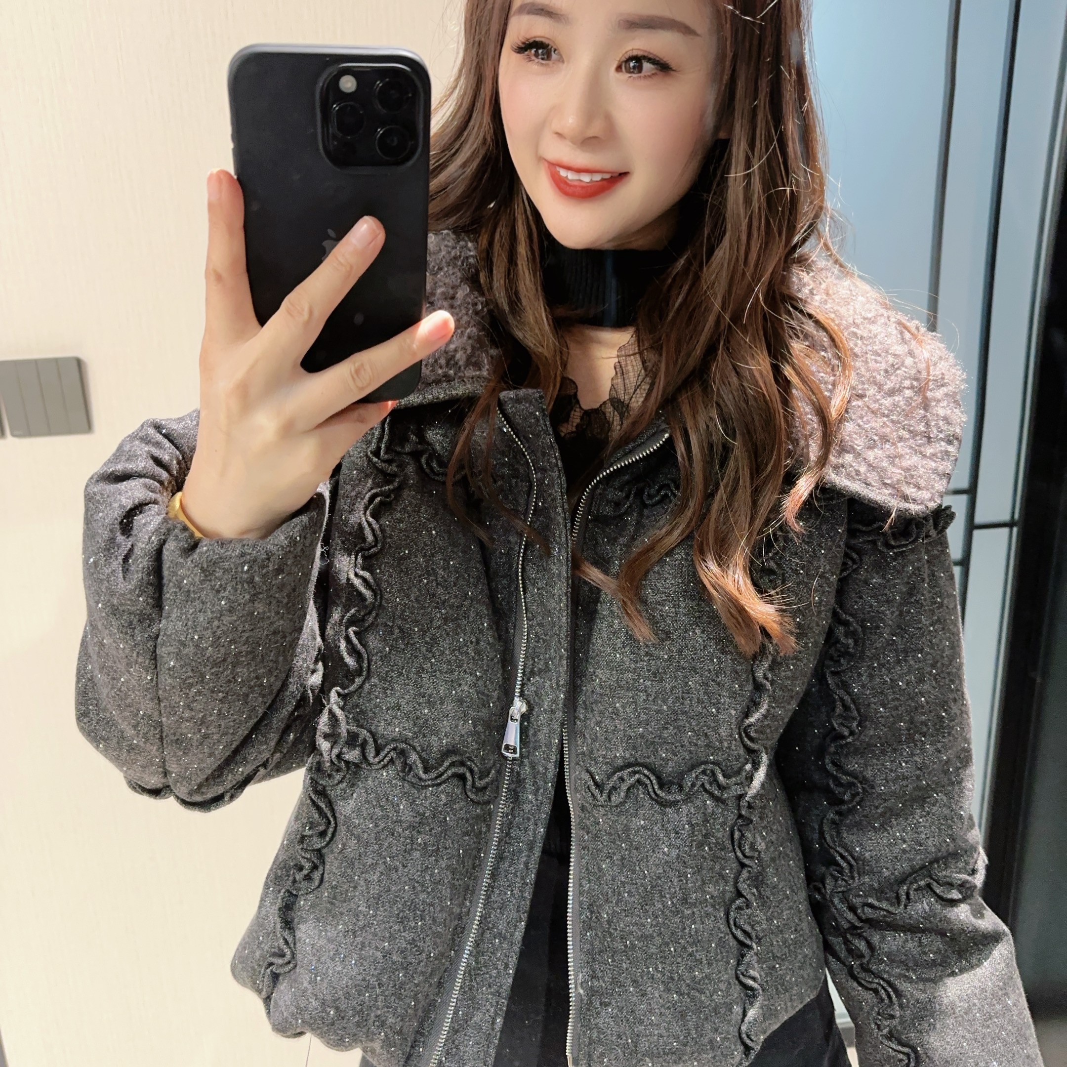 洋气翻领重工艺烫钻木耳边羽绒服