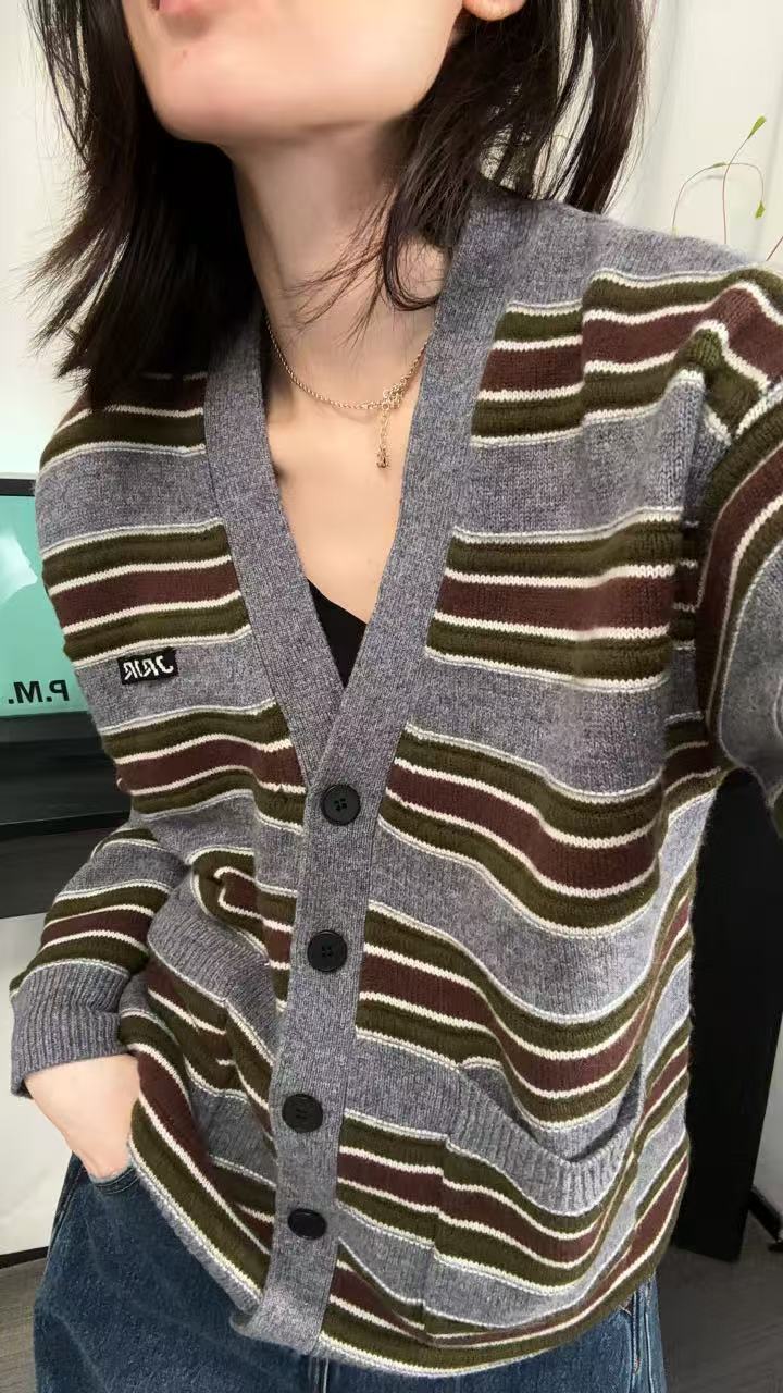 011杨老板定制款秋冬全羊毛v领条纹撞色开衫毛衣