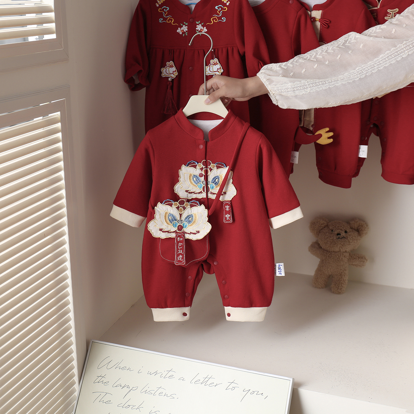 婴儿衣服春秋装连体衣满月百天周岁礼服醒狮喜庆爬服中国风男宝宝
