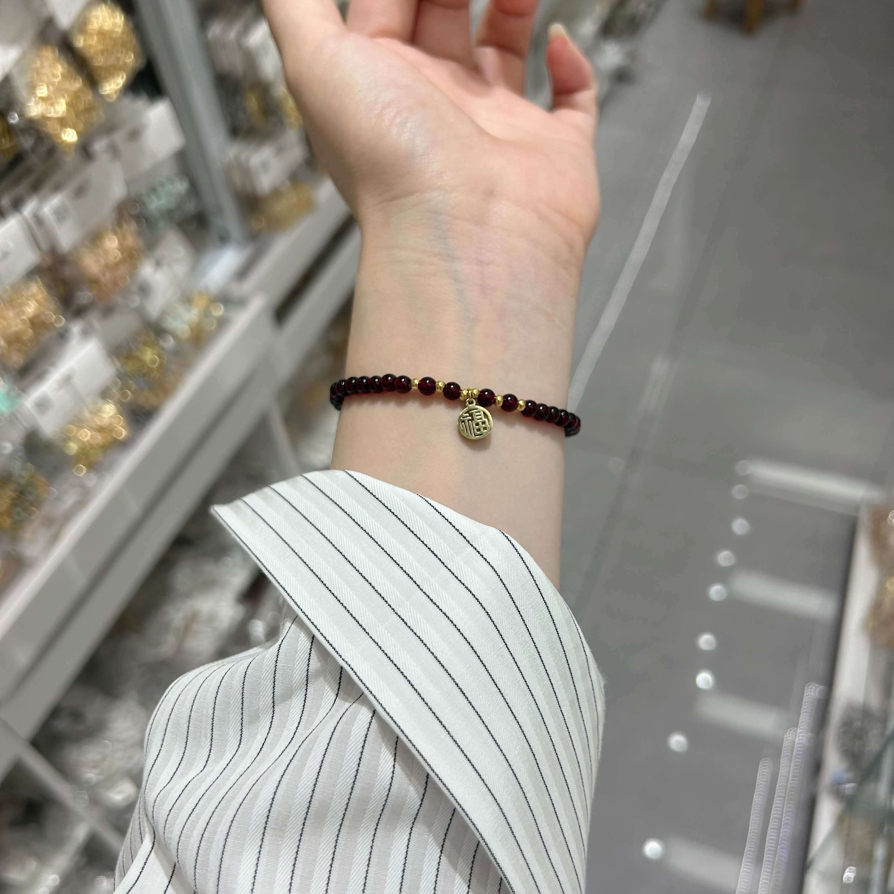 钛钢仿水晶手链 8629红色小珠珠石榴红中间小福牌松紧手串不掉色