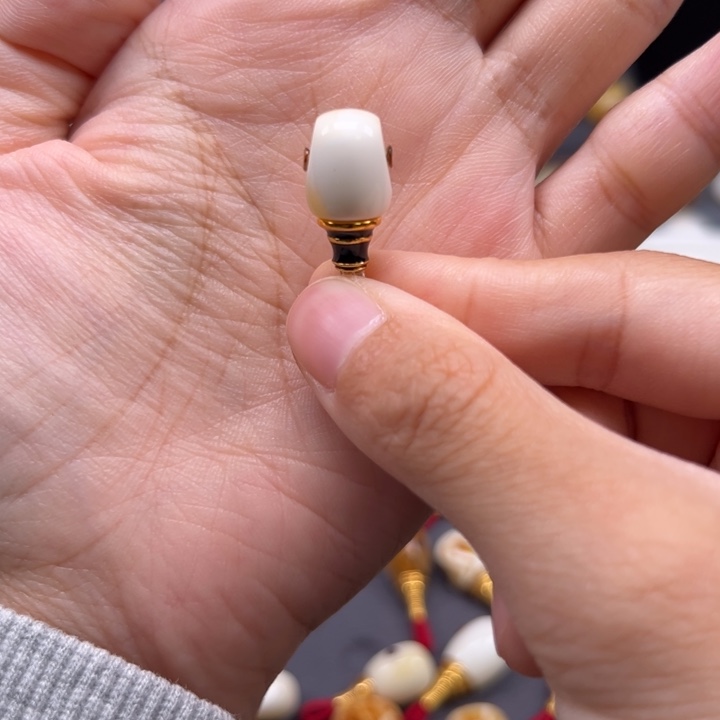 琥珀未镶嵌裸石对孔：8.2mm