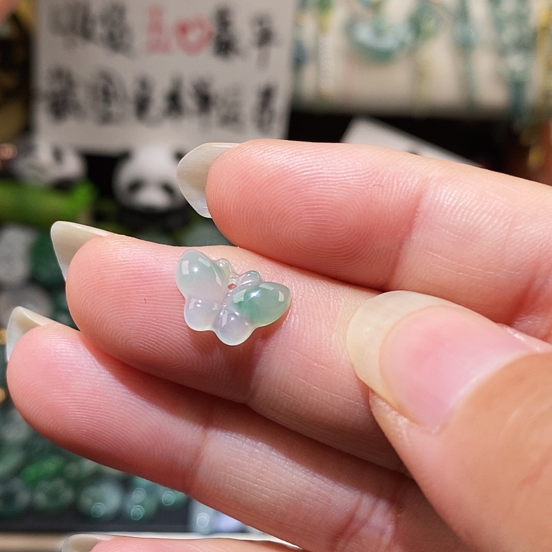 翡翠未镶嵌颈饰蝴蝶