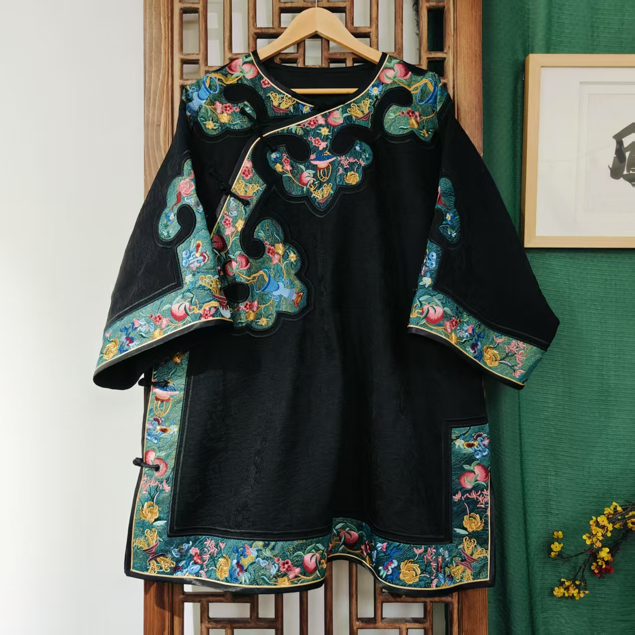 凤徕兮私人定制黑色福禄底刺绣如意边斜襟盘扣太太服（LS536-1）