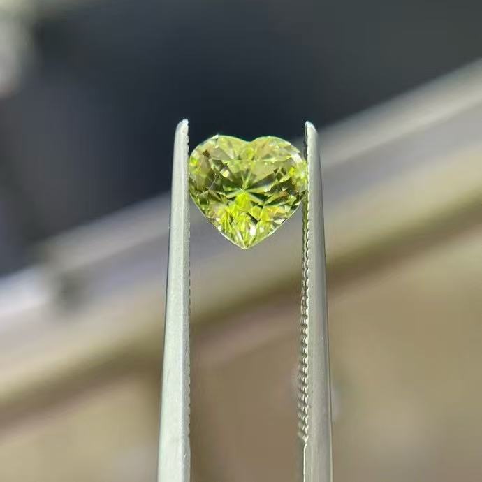 天然心形金绿宝石纯净体满火彩2.45ct
