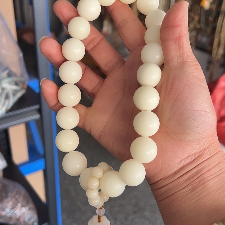 白玉菩提吊坠17的白色