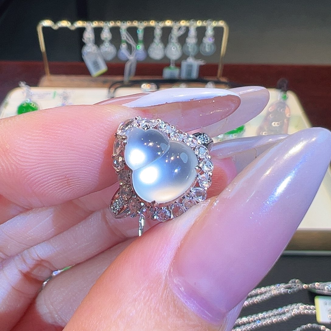 翡翠戒指18K金镶嵌翡翠