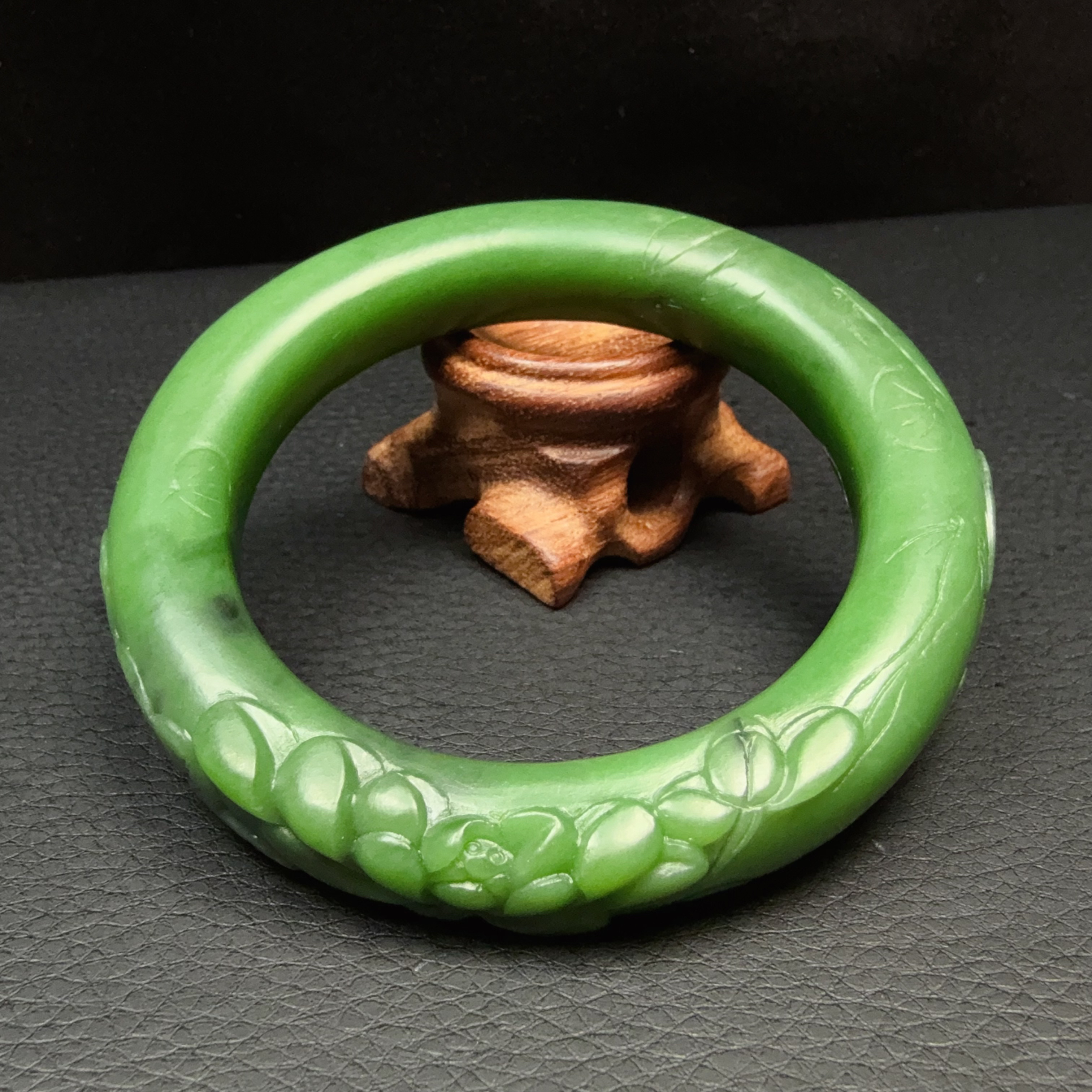 【伟伟鉴定】和田玉碧玉 老矿料 雕花镯子 54/12/11 时尚百搭精品