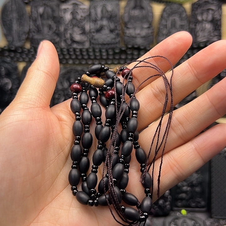 及***损未镶嵌蛇纹石玉颈饰