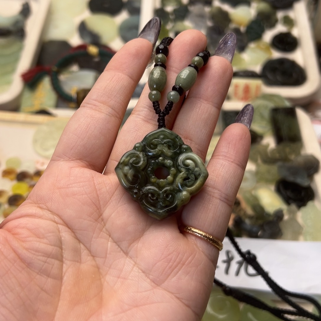 蛇纹石玉颈饰合金