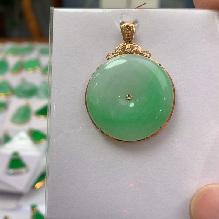 翡翠颈饰18K金镶嵌翡翠