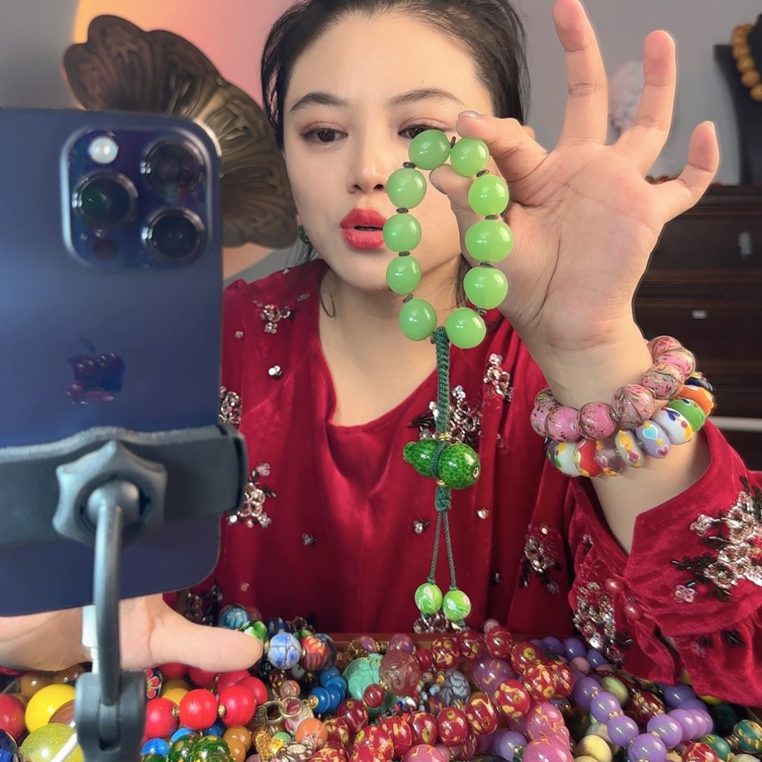 玻璃颈饰老琉璃的故事是一个人的故事吗我