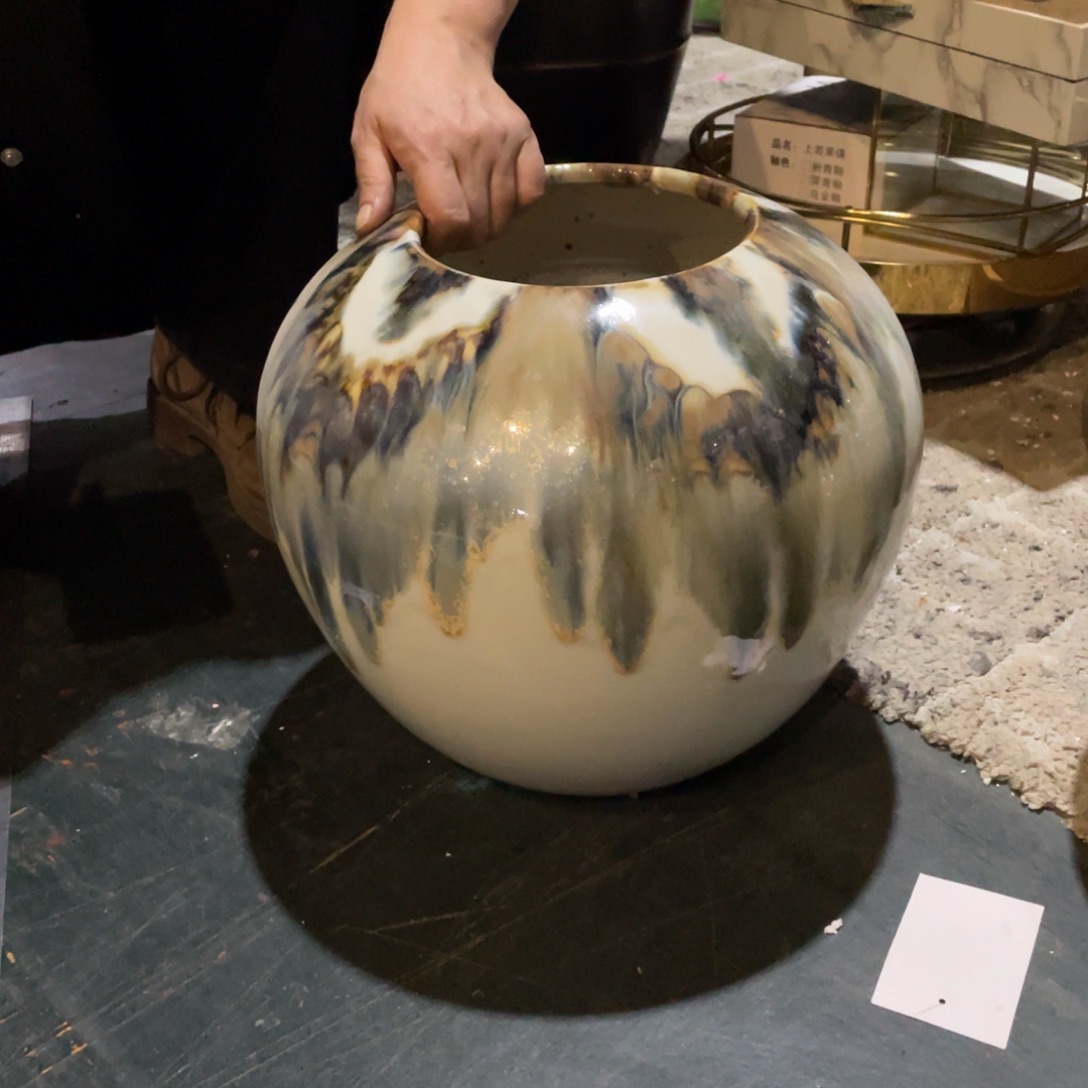 一*沙陶瓷花瓶，仿真绿植。