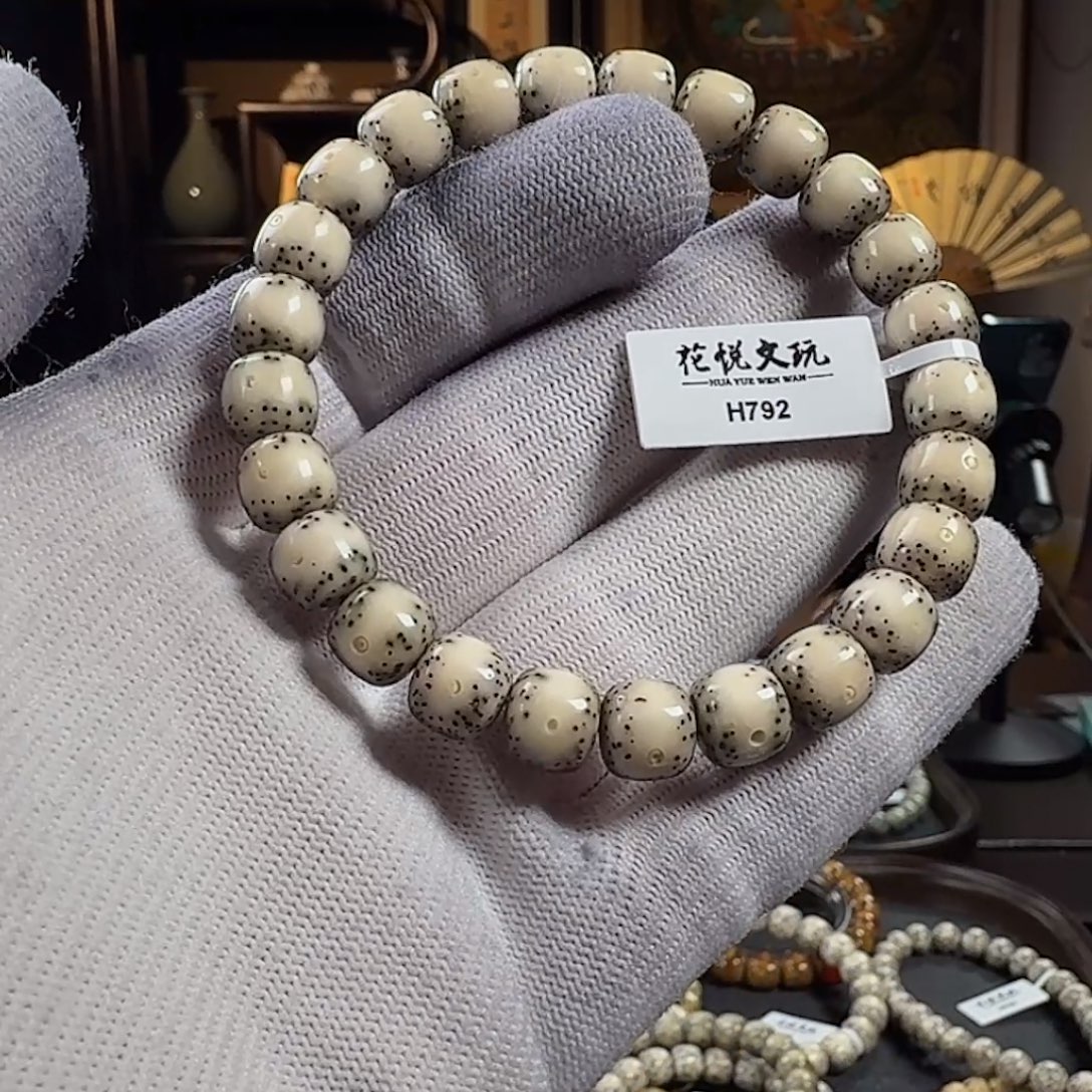 浅***然手串星月菩提9x8 石玉料通体留白 H792