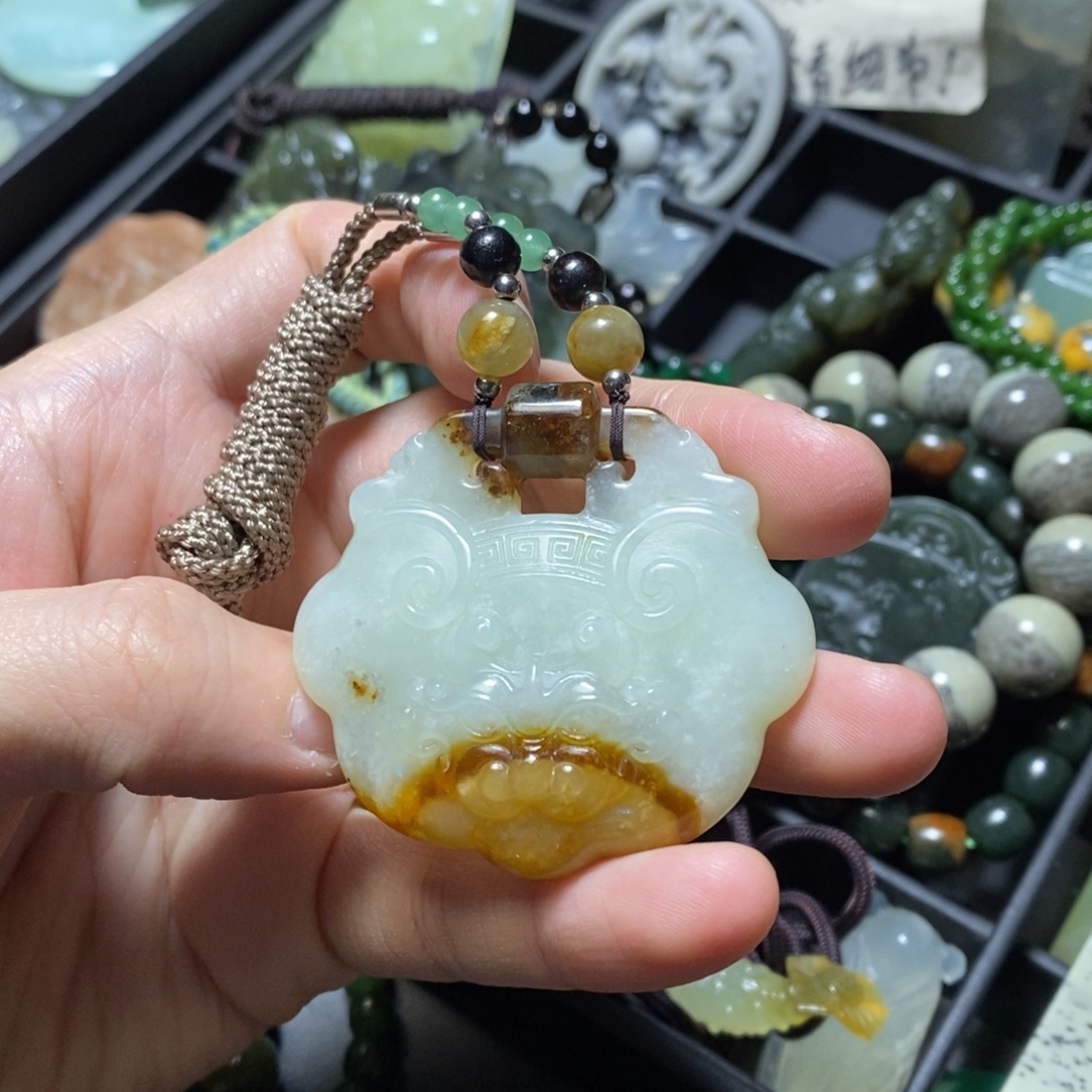 蛇纹石玉未镶嵌颈饰