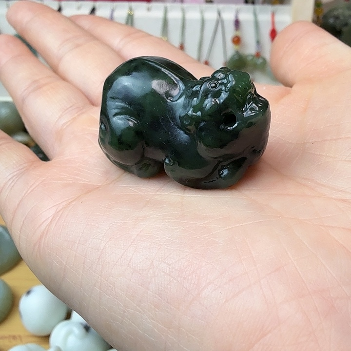 和田玉（糖玉）颈饰未镶嵌小碧玉貔貅