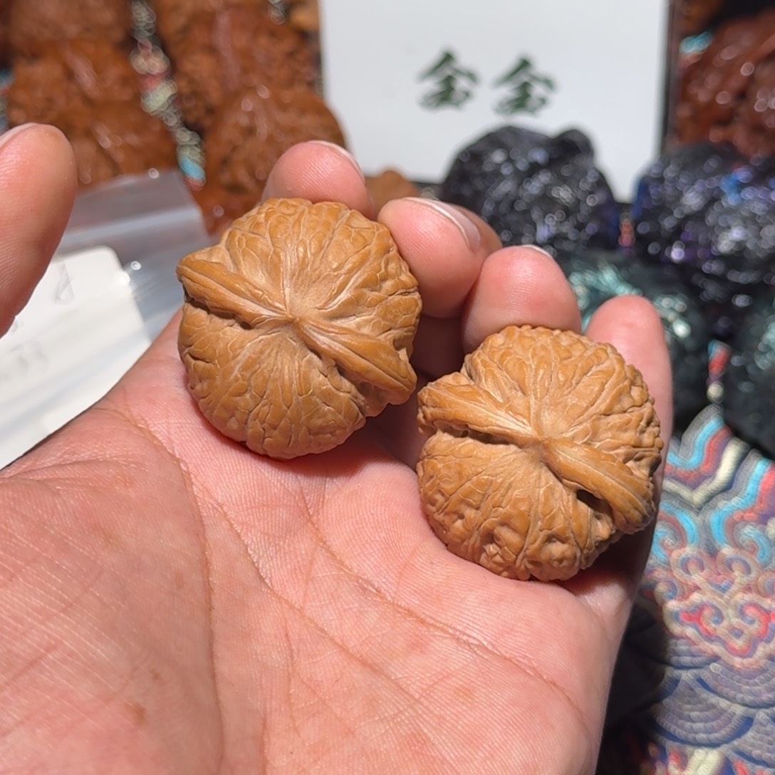 把件核桃1298乾隆磨，尺寸37 37 29