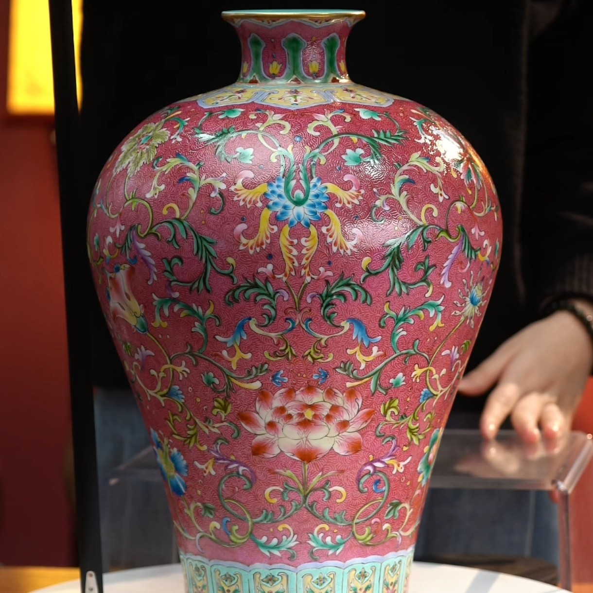 胭脂红釉地轧道粉彩缠枝莲纹梅瓶