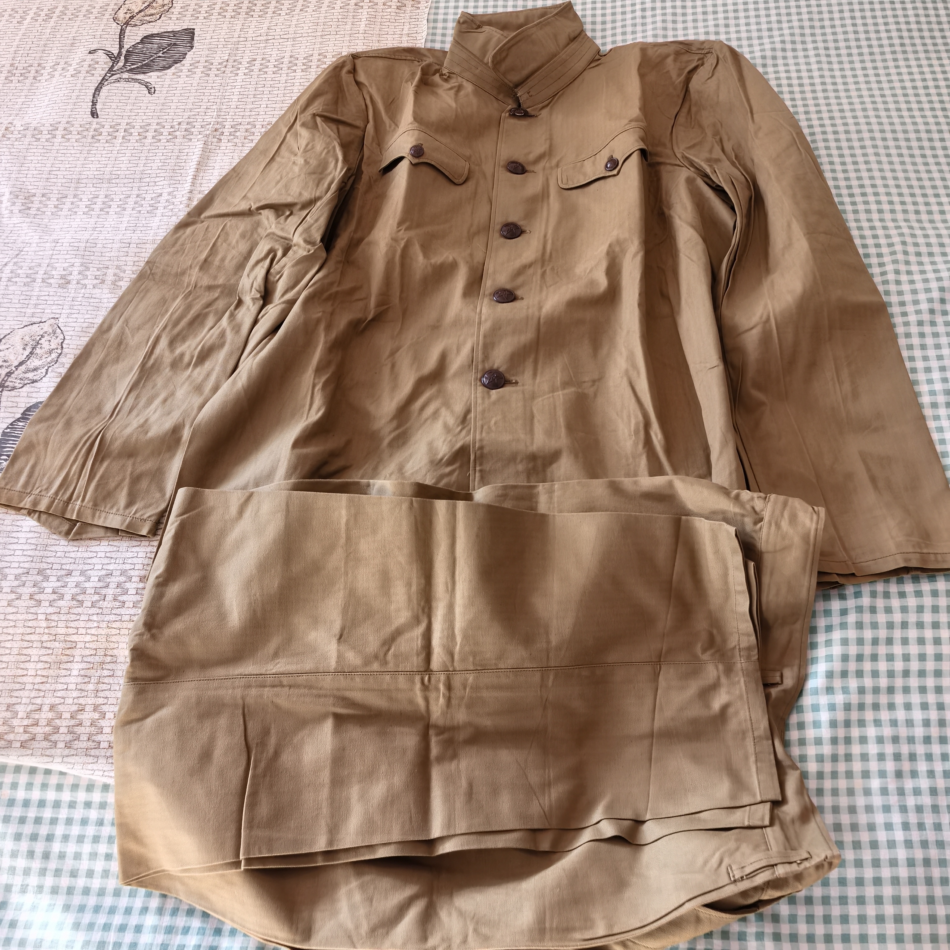 胶木扣土黄色人字纹套装适合夏季男士户外穿着