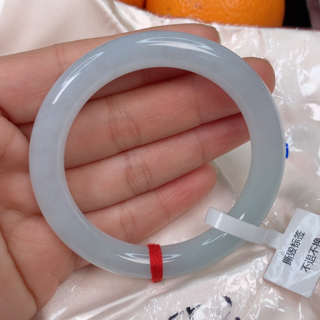 翡翠手镯未镶嵌………….