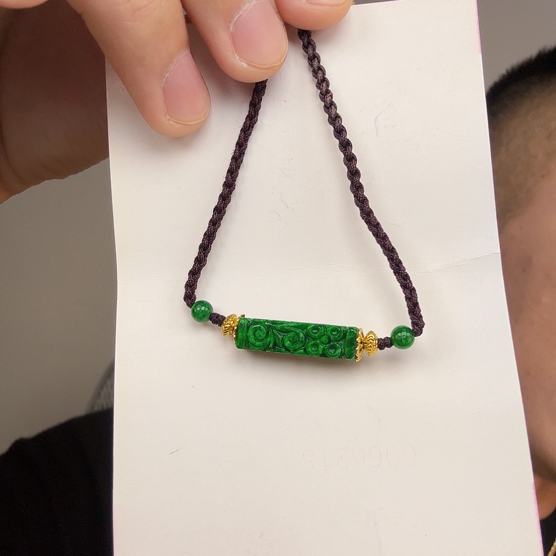 翡翠未镶嵌颈饰一件