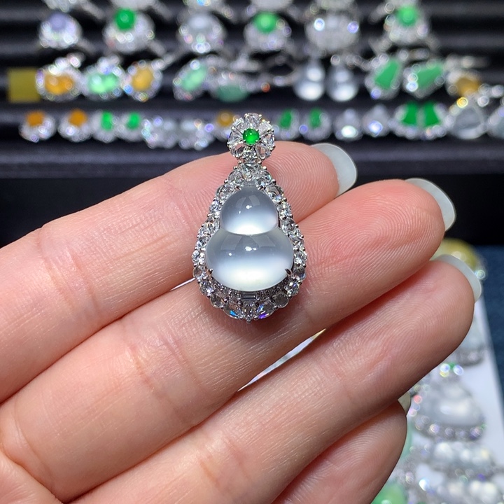 翡翠颈饰18K金镶嵌玻璃种葫芦