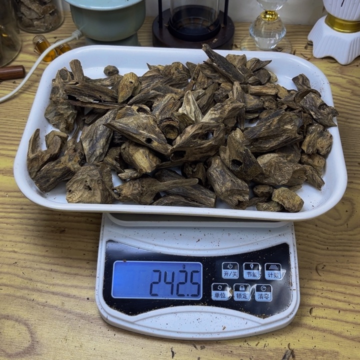 郑***量沉香碎屑沉香绿棋树丁242 克