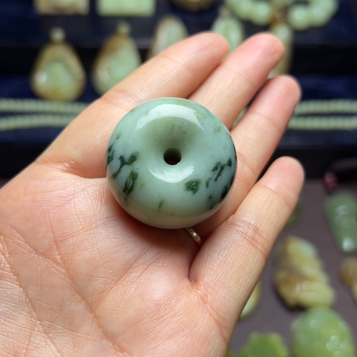 大***人蛇纹石玉未镶嵌挂件