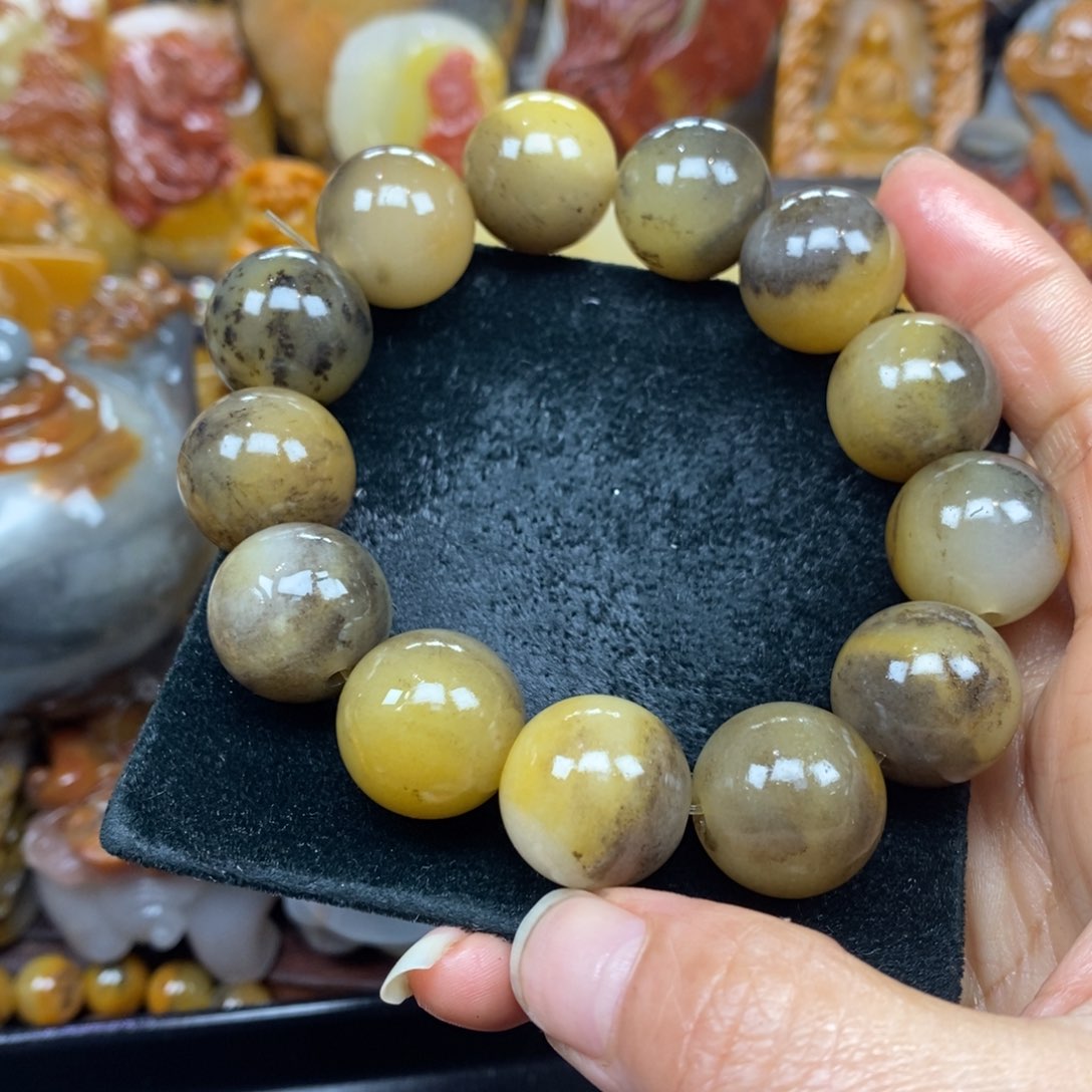 未镶嵌石英质玉（黄龙玉）颈饰