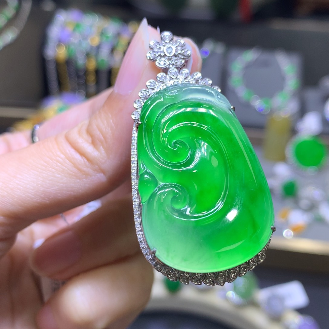 翡翠18K金镶嵌颈饰翡翠吊坠项链