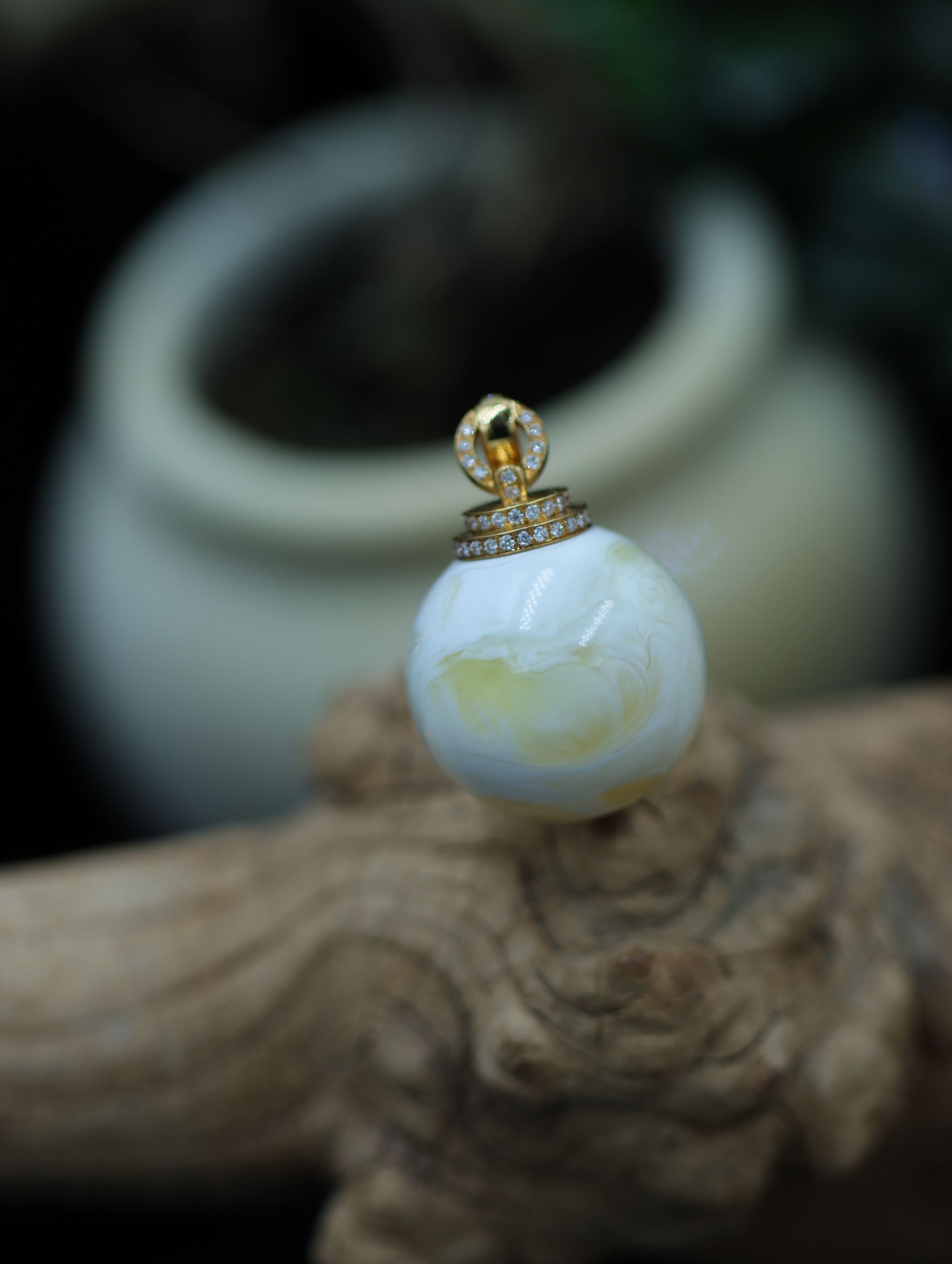 御铂珠宝琥珀蜜蜡、蜜蜡金漆白圆珠镶嵌18k金吊坠、漆白蜡、女士吊坠