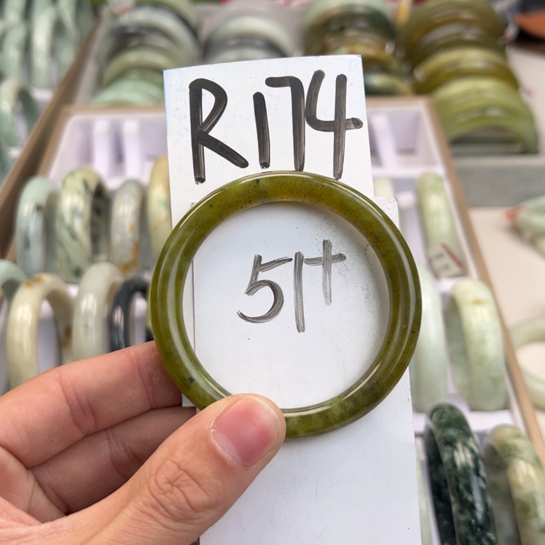 岫玉手镯未镶嵌天然岫玉微瑕，可以正常佩戴