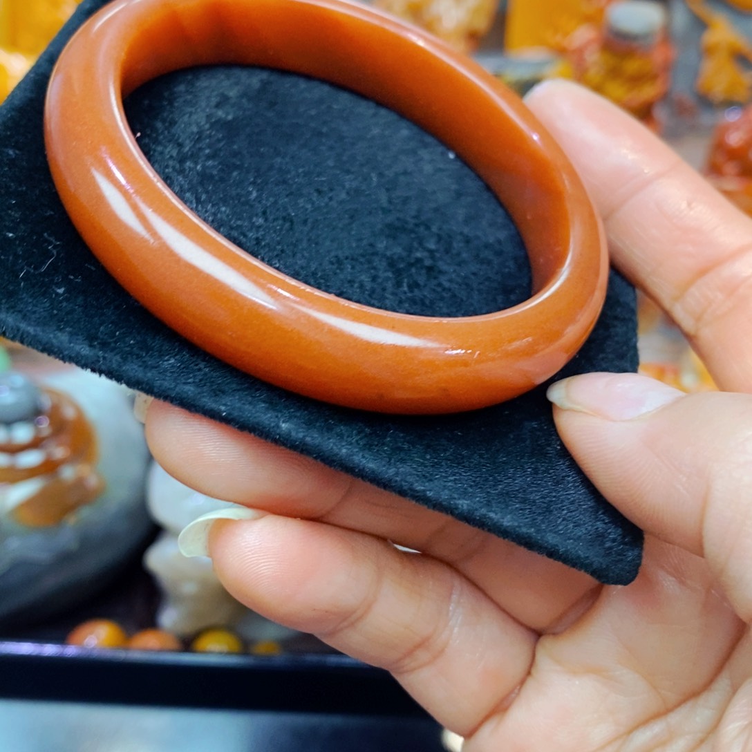 未镶嵌石英质玉（黄龙玉）颈饰