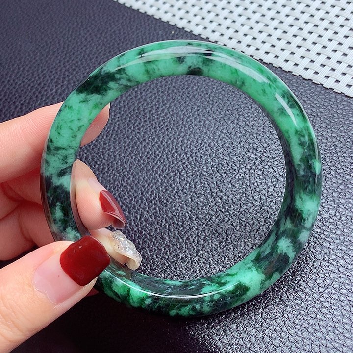 翡翠手镯未镶嵌翡翠