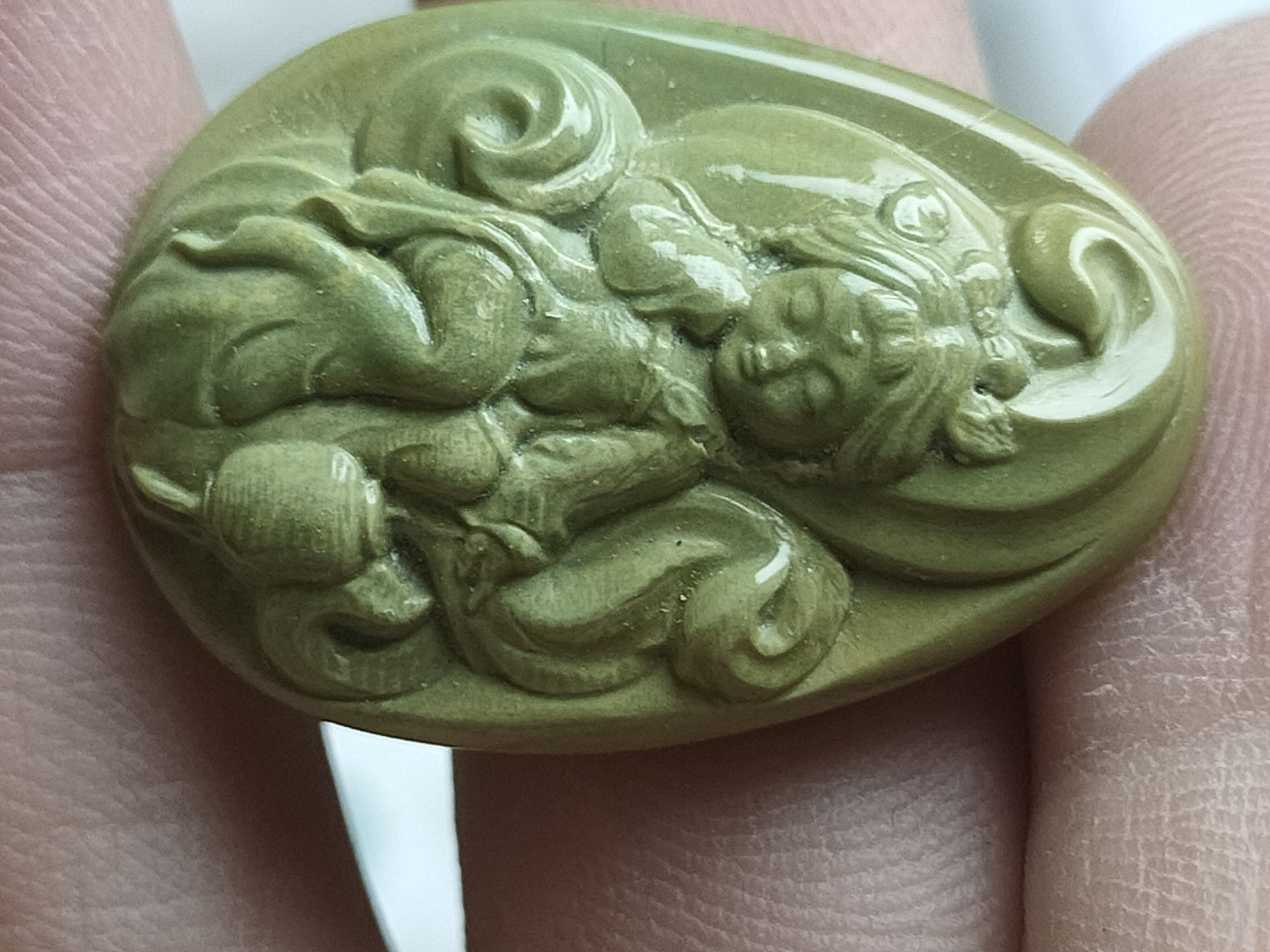 原矿绿松石特色小雕件，微冰裂漏不介意者拍品质尺寸如图，5.1克