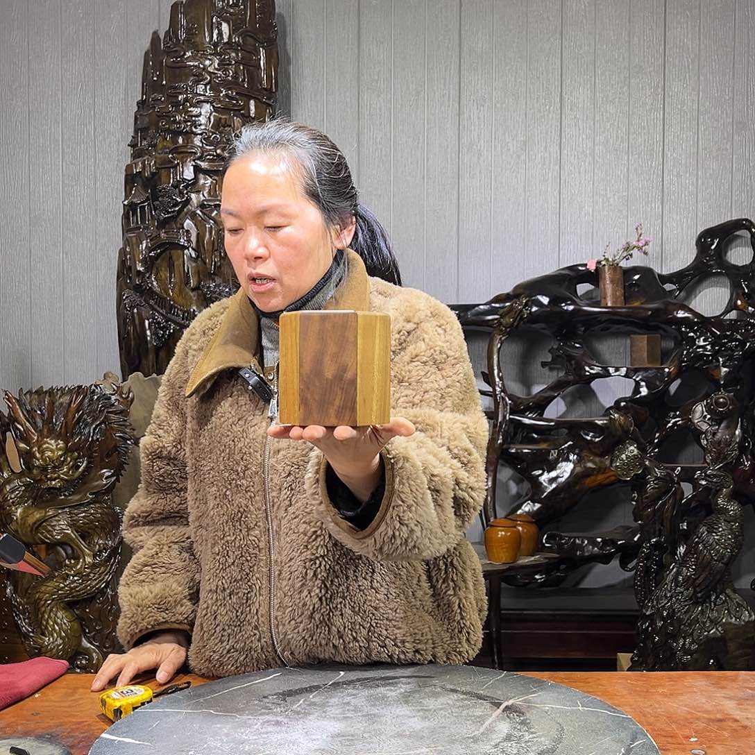梅***s金丝楠阴沉木笔筒